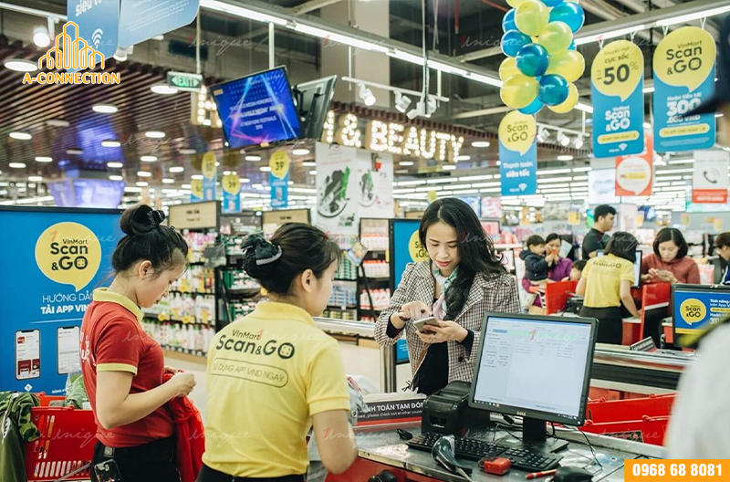 Tiếp cận khách hàng thông qua quầy thu ngân của siêu thị ( Ảnh: Internet)