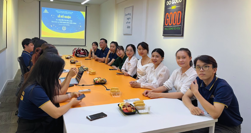 A-connection-toan-the-nhan-vien-cung-nhau-an-tiec-trung-thu